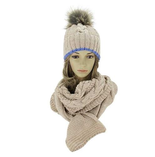 Conjunto beige con trenzas, gorro con pompón y bufanda